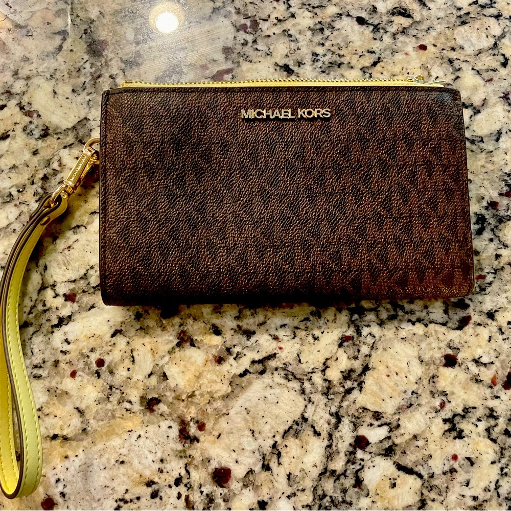 MICHAEL KORS LARGE DOUBLE ZIP WRISTLET WALLET, used twice